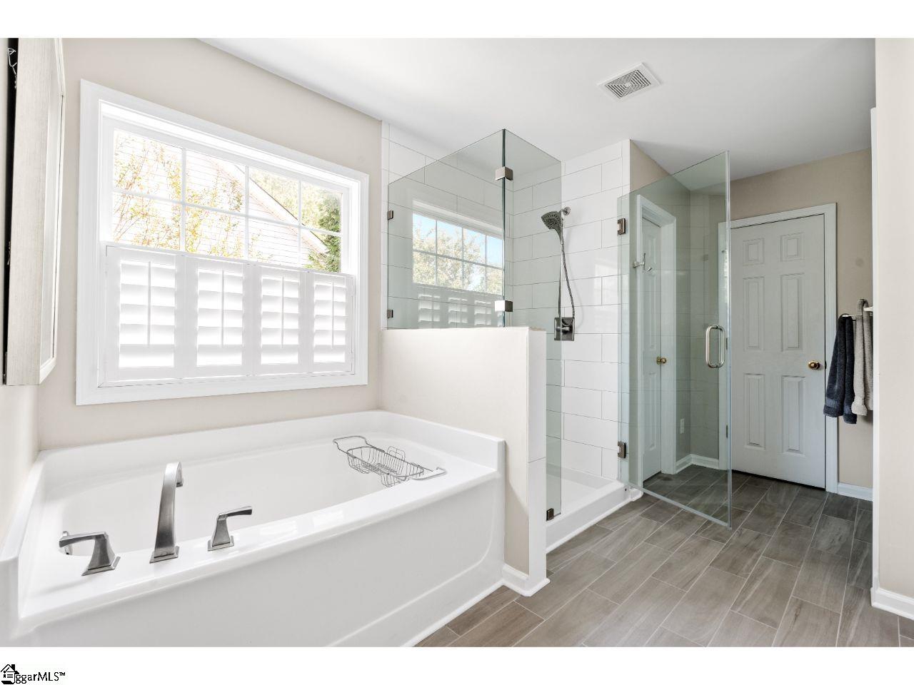 6 Breezewood Court