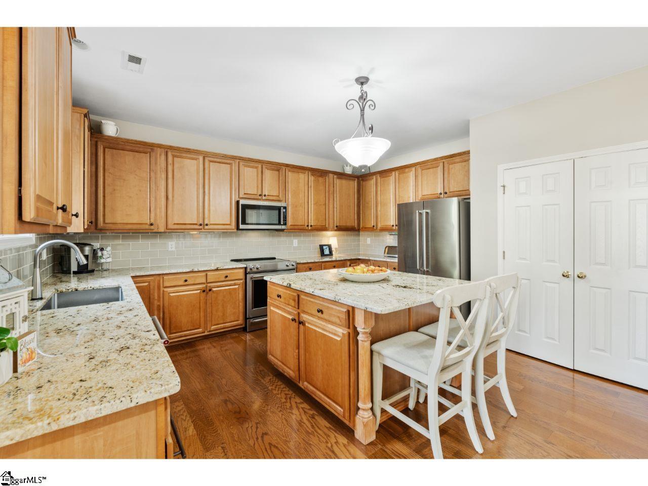 6 Breezewood Court