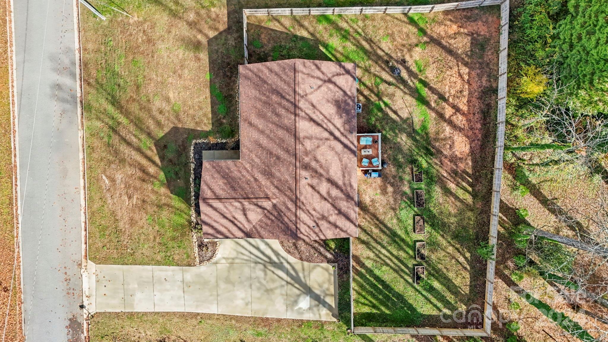 909 Woodbine Place NE