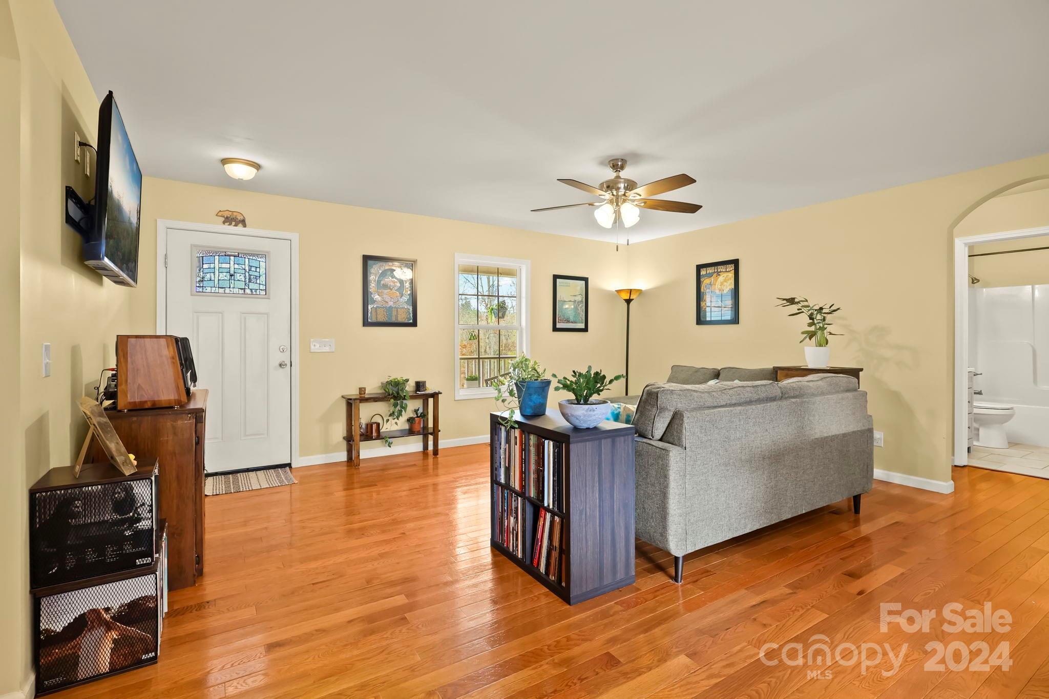 909 Woodbine Place NE