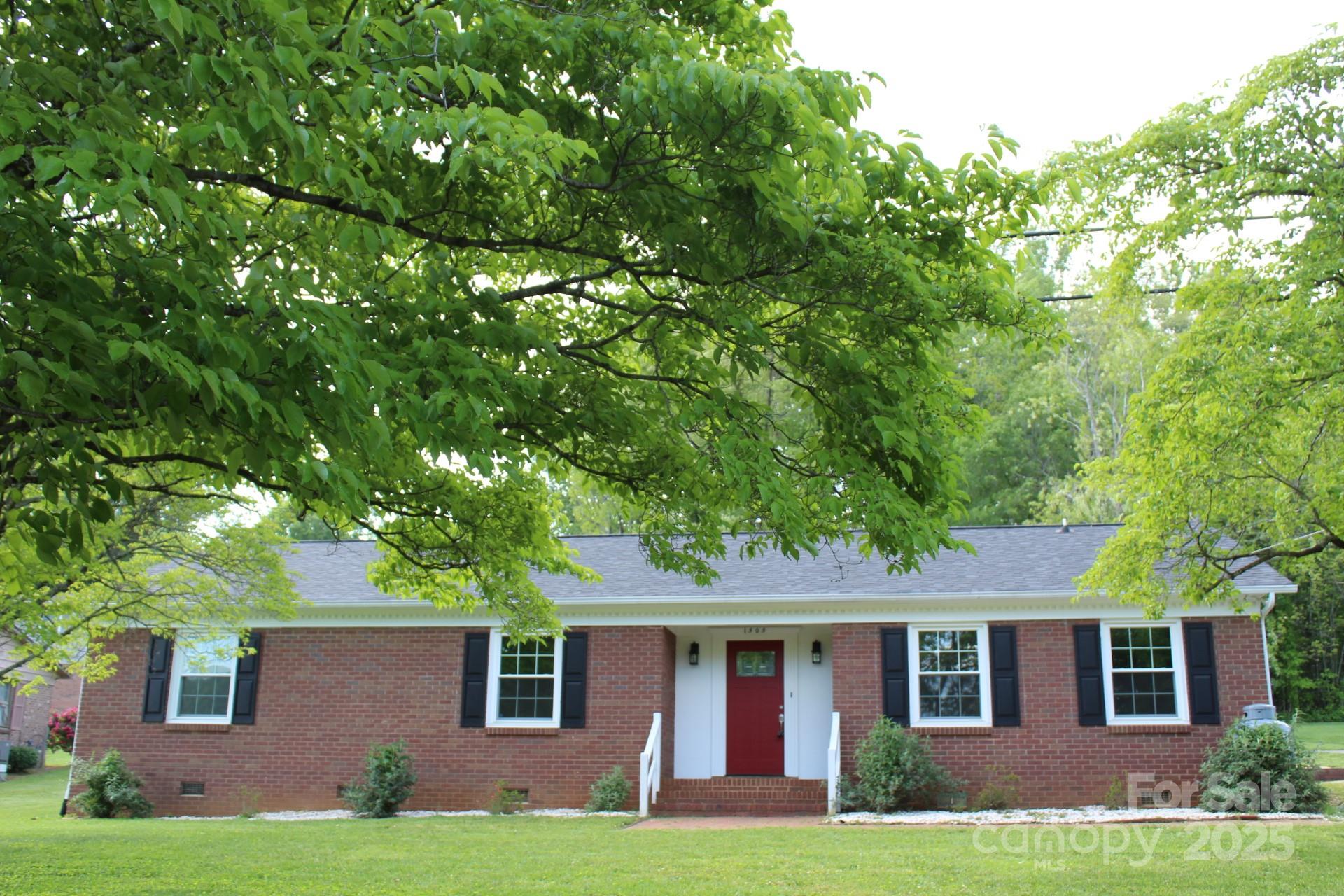 1505 Canterbury Place NE