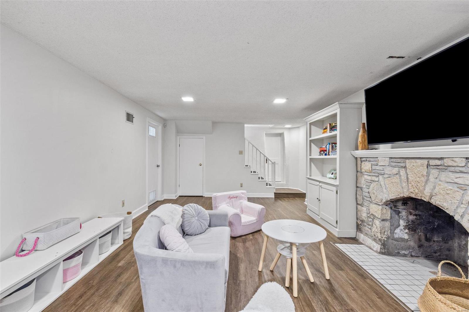 7129 Stanford Avenue