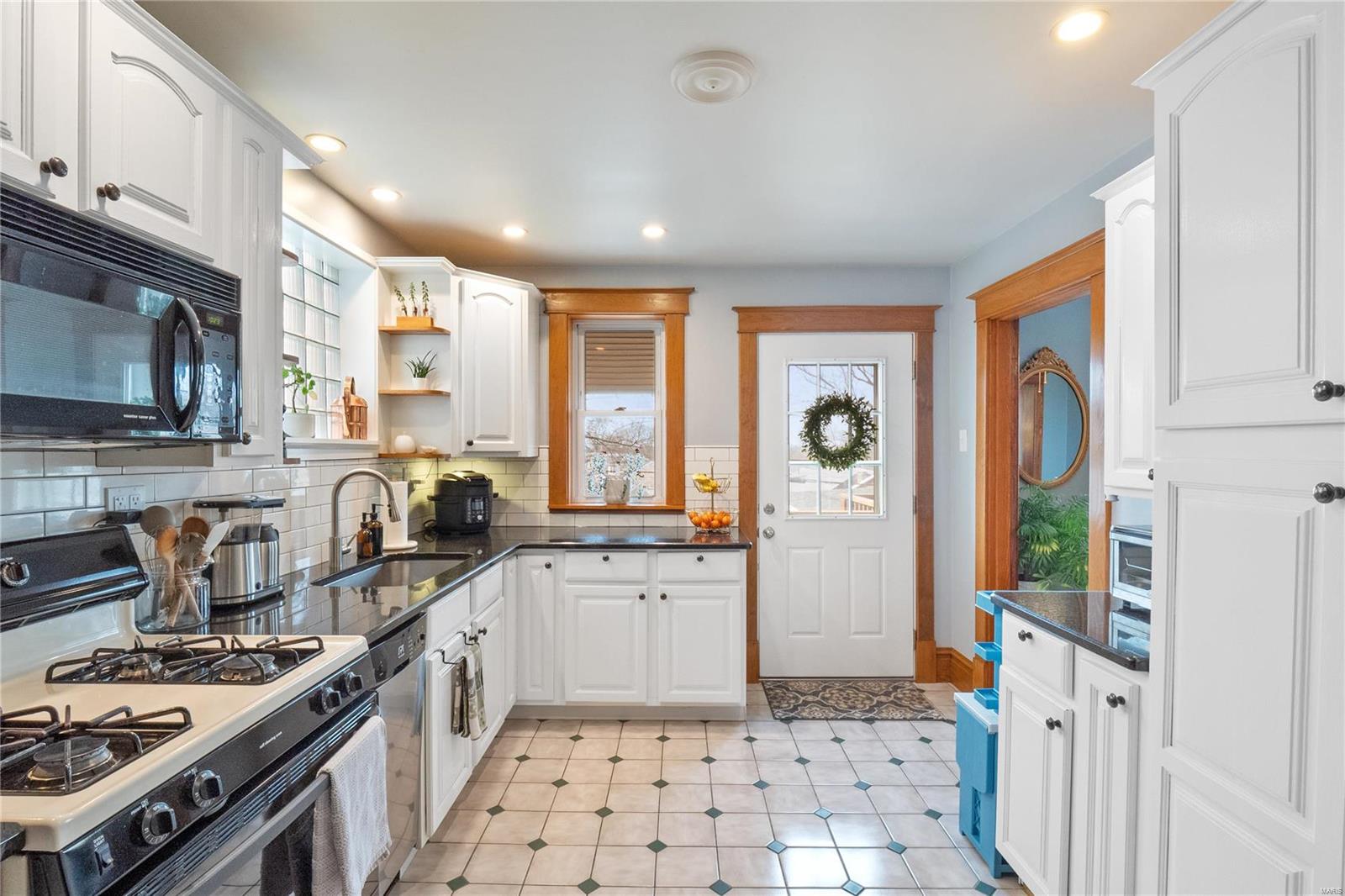 6114 Southwest Avenue