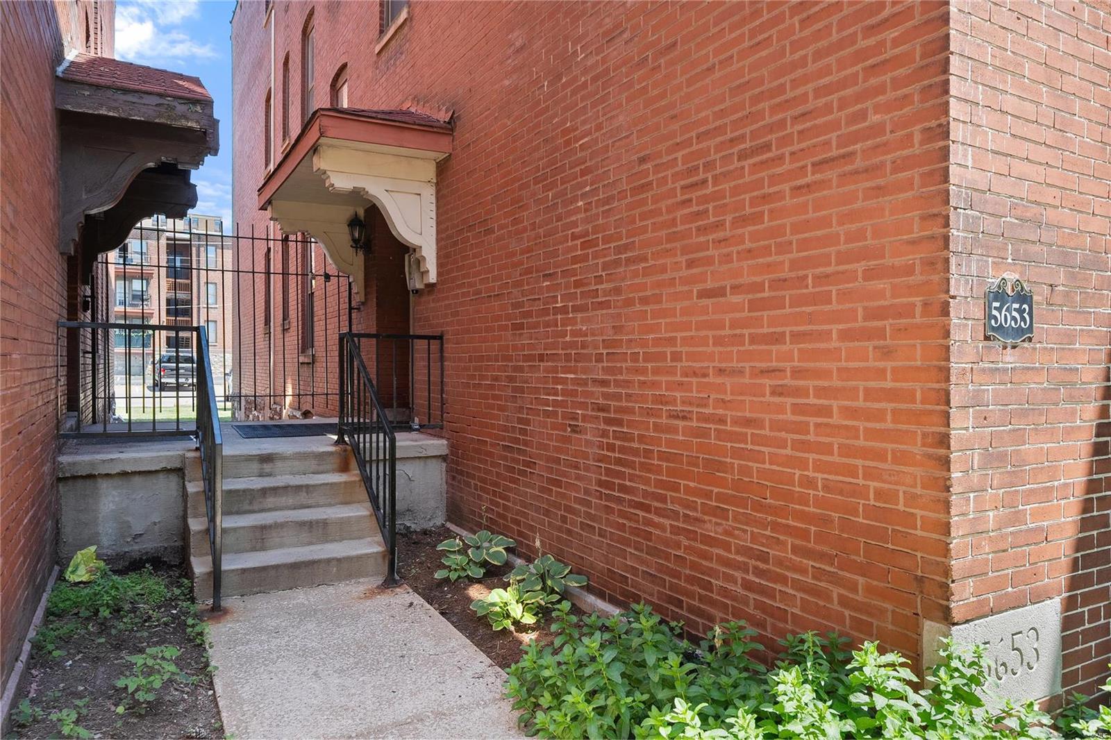 5653 Waterman Boulevard Unit: 22