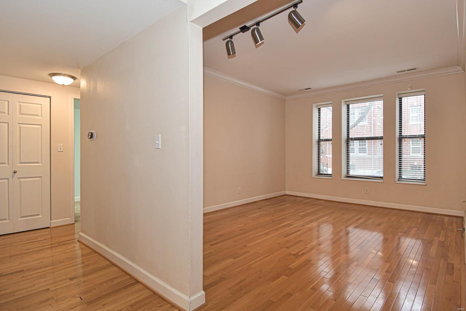 5635 Waterman Unit: 14