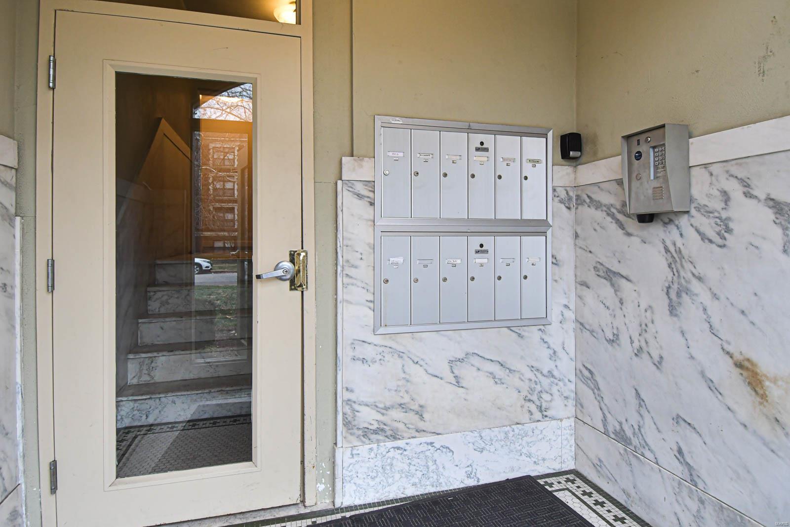 5635 Waterman Unit: 14