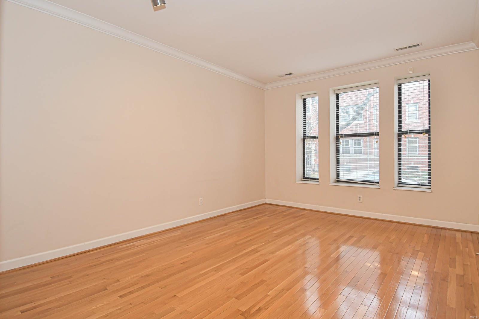 5635 Waterman Unit: 14