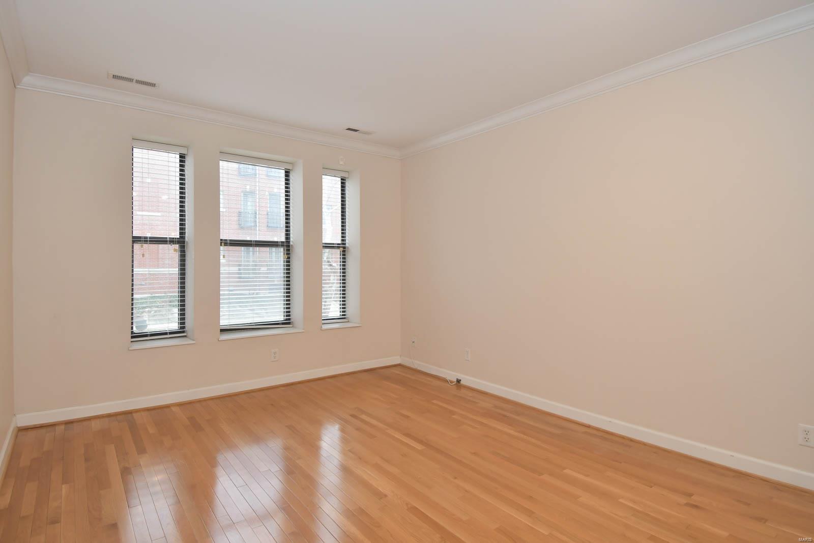 5635 Waterman Unit: 14