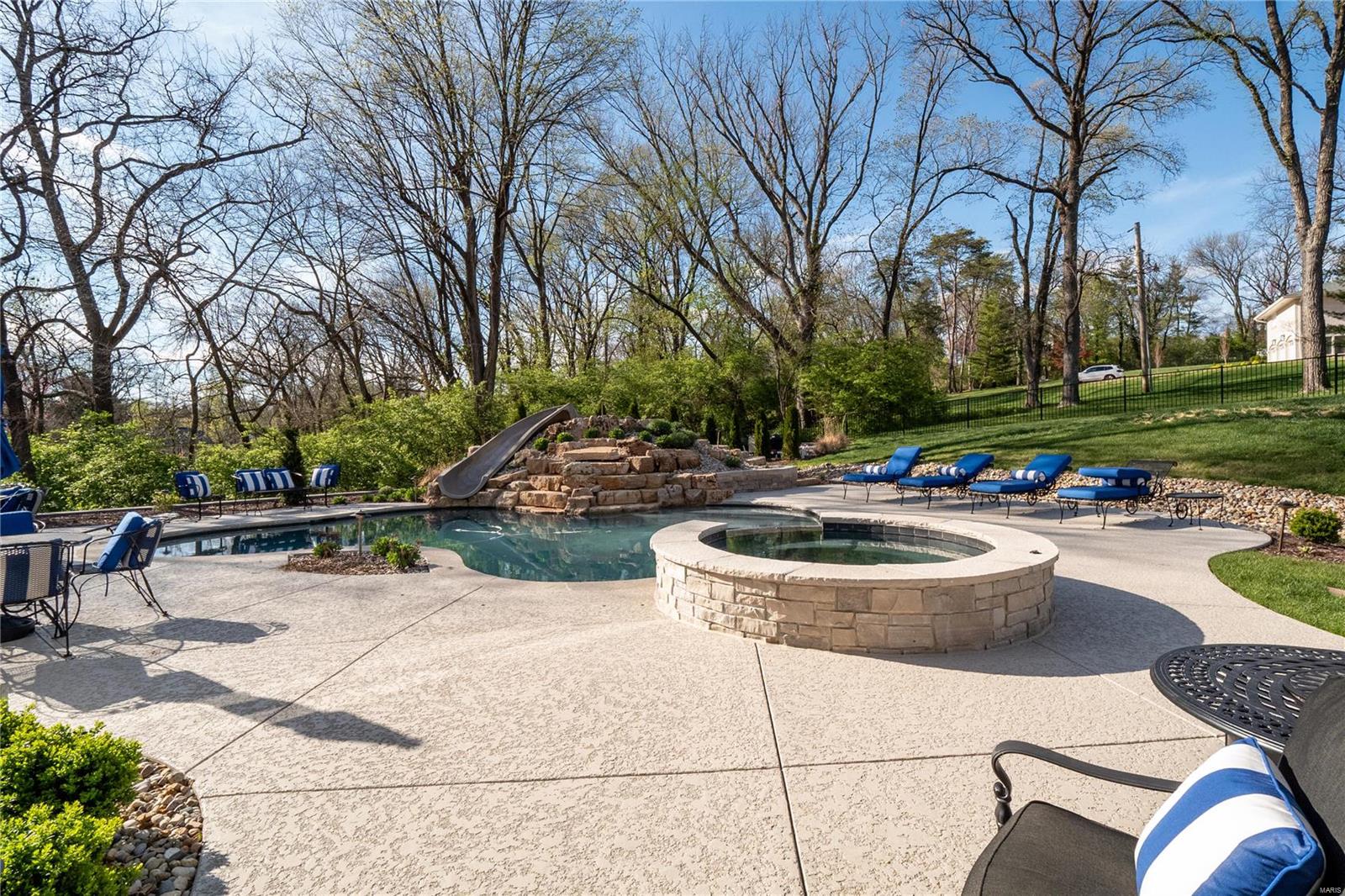 5 Huntleigh Manor Lane