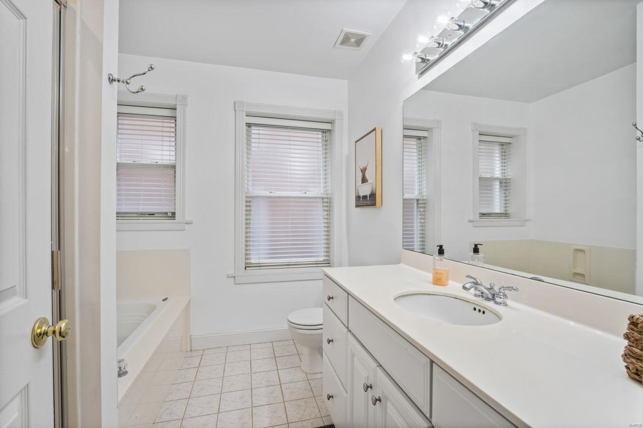 6330 Southwood Avenue Unit: 2W