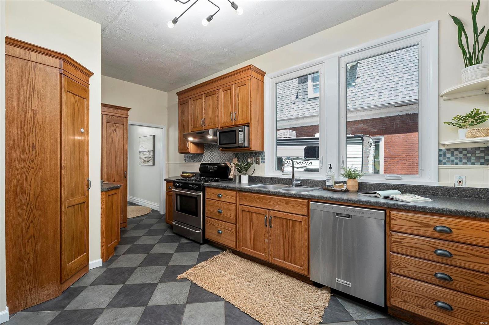 3432 Oxford Boulevard