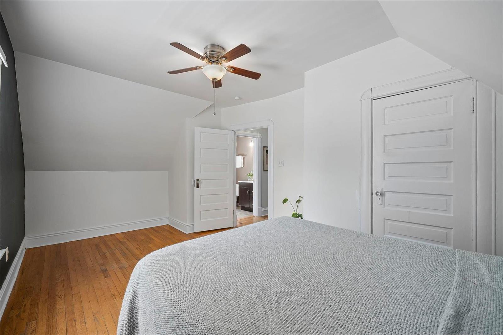 3432 Oxford Boulevard