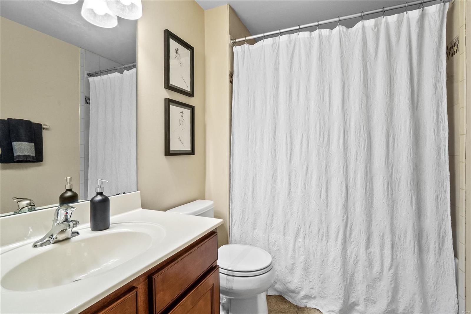 21 Lindbergh Place Ter