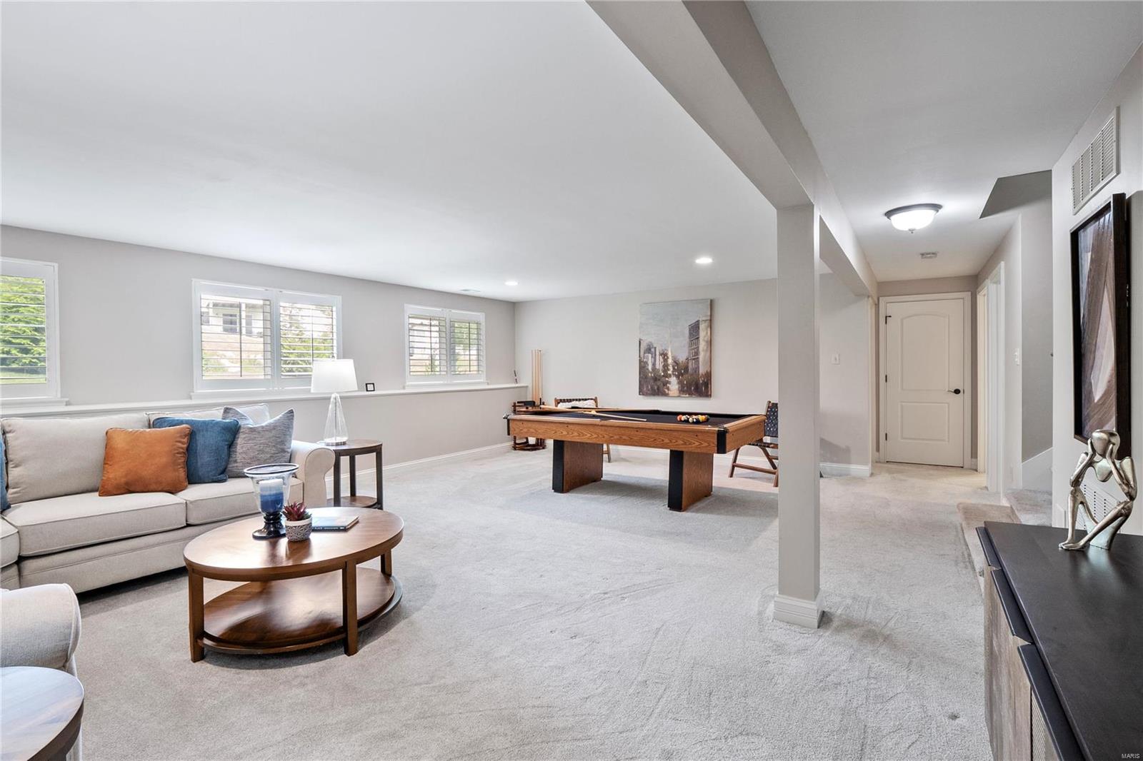 21 Lindbergh Place Ter