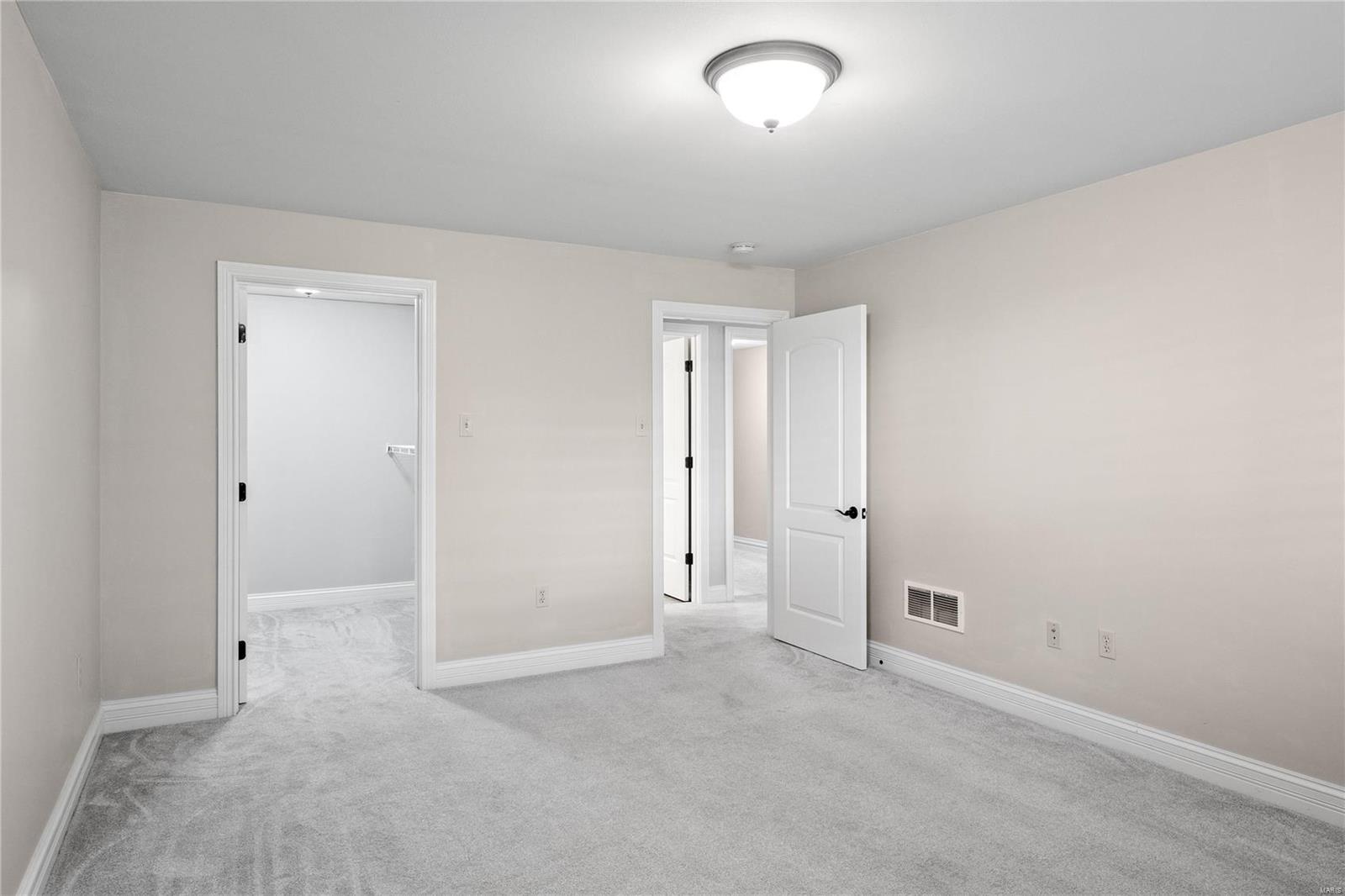 21 Lindbergh Place Ter