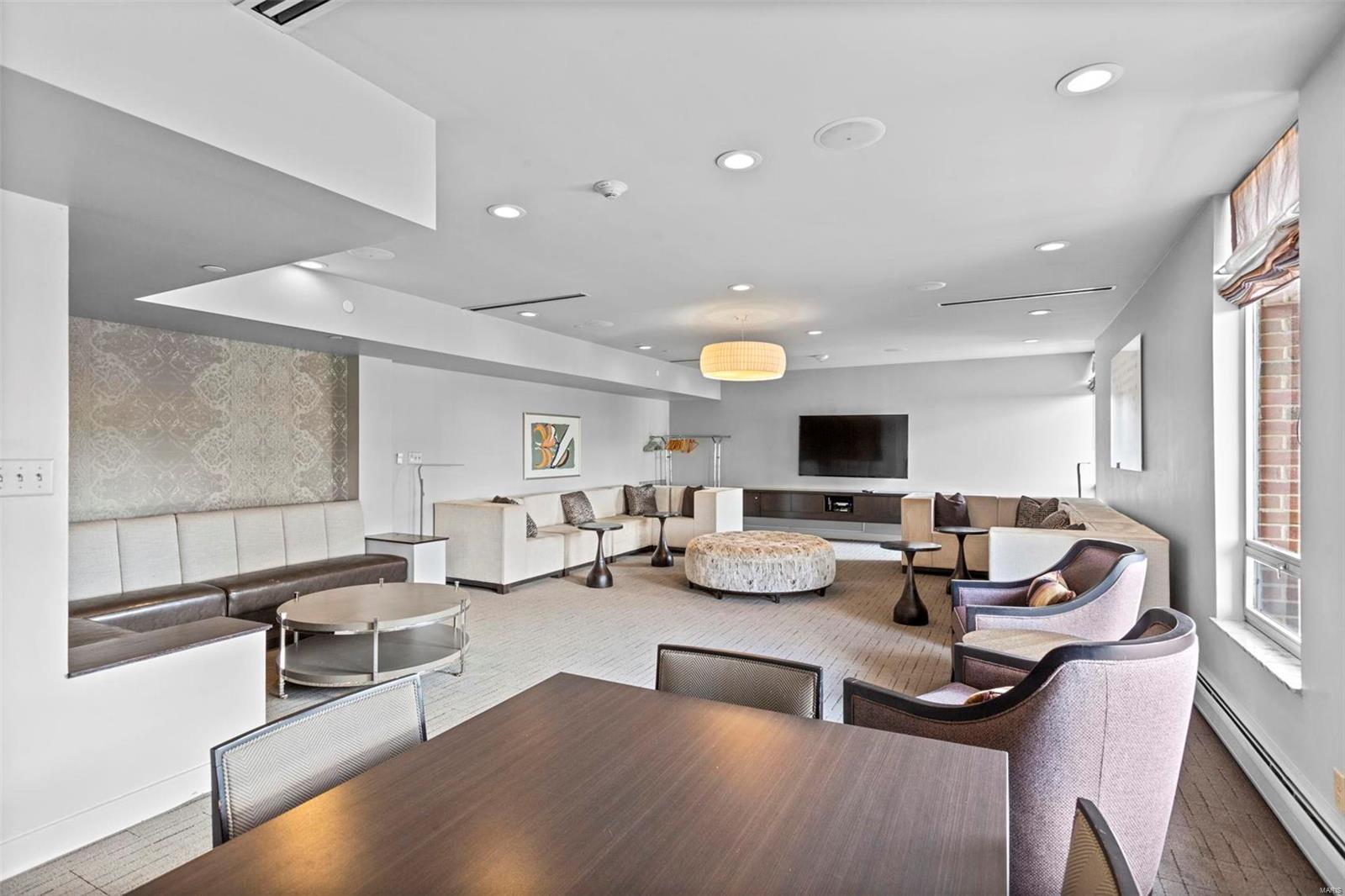 200 S Brentwood Boulevard Unit: 15D