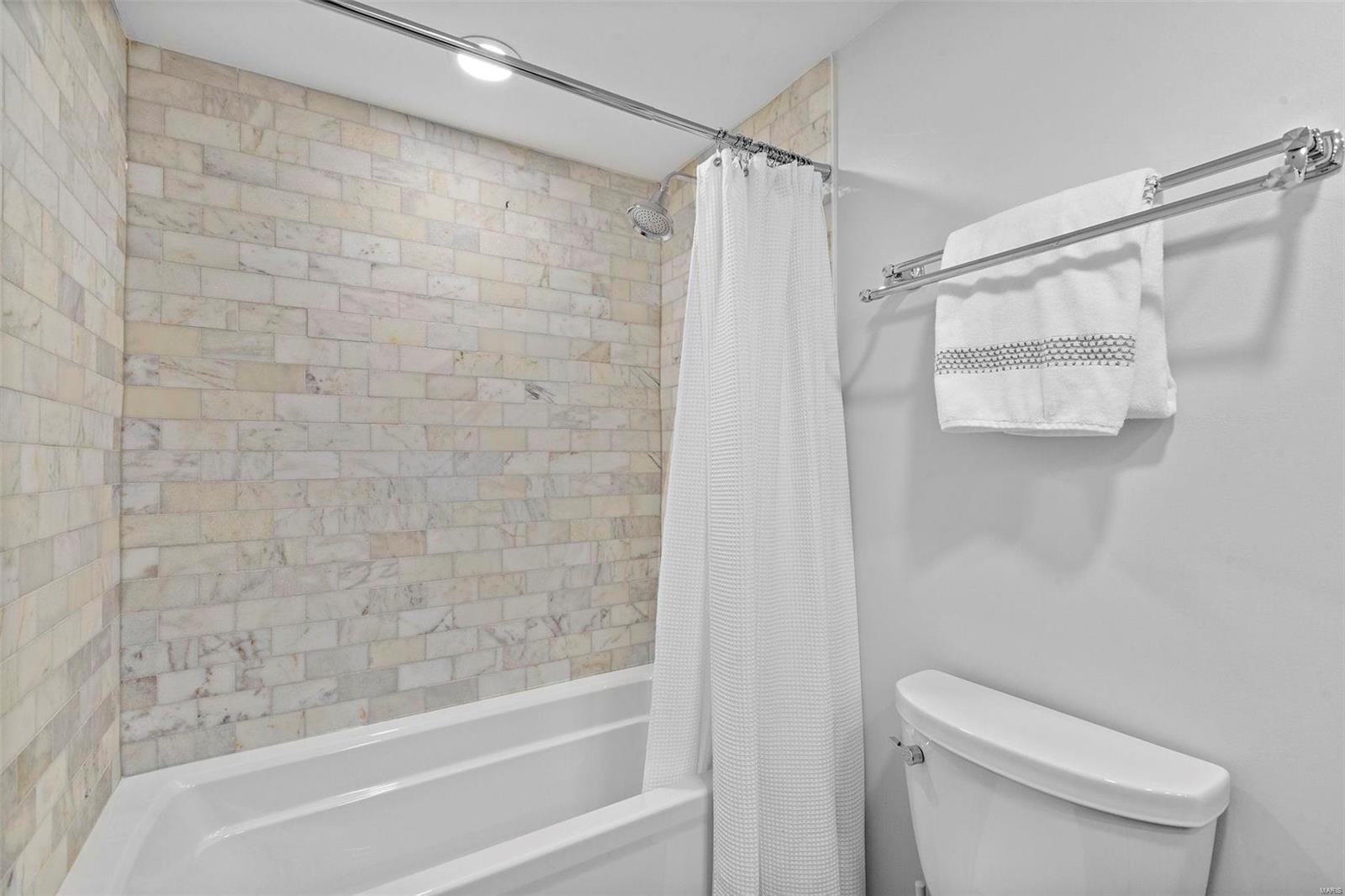 200 S Brentwood Boulevard Unit: 15D