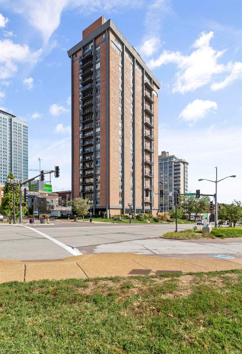 200 S Brentwood Boulevard Unit: 15D