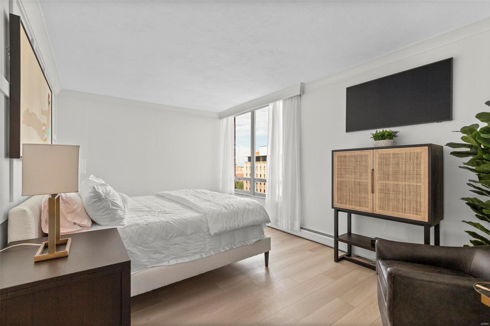 200 S Brentwood Boulevard Unit: 15D