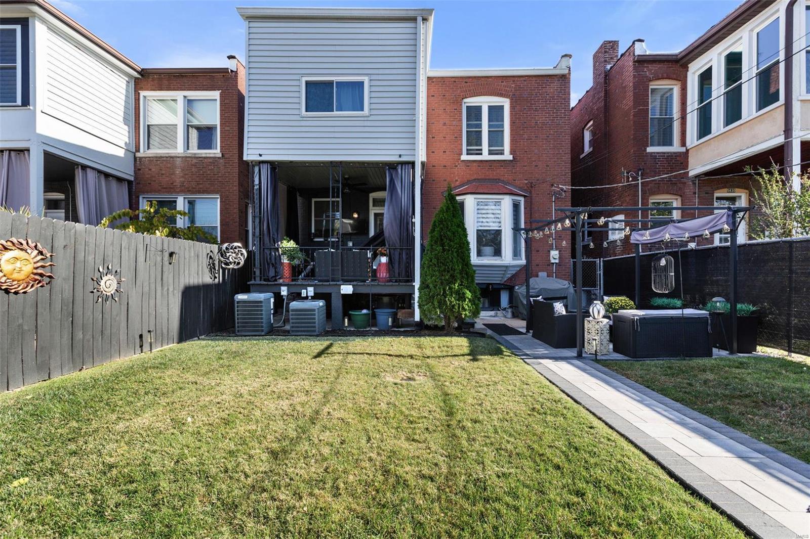 5832 De Giverville Avenue