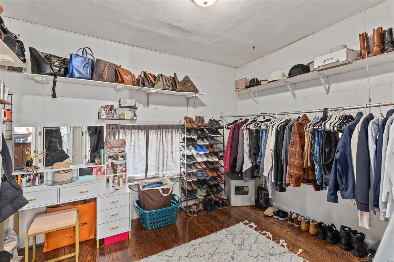 5832 De Giverville Avenue