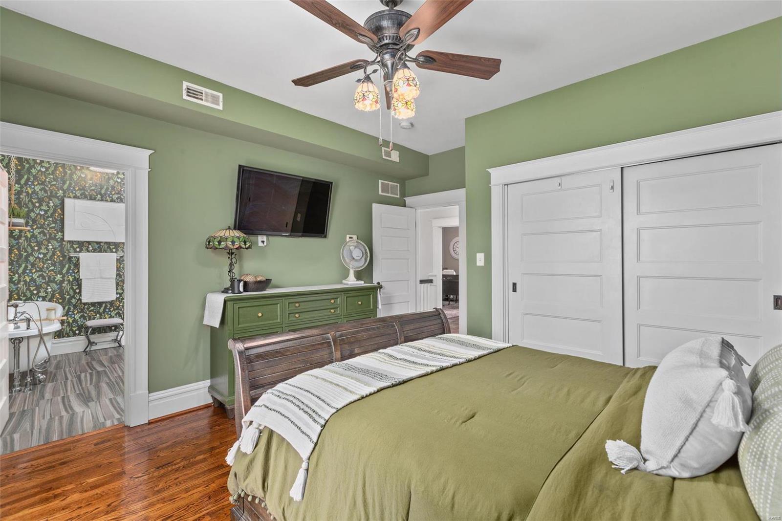 5832 De Giverville Avenue