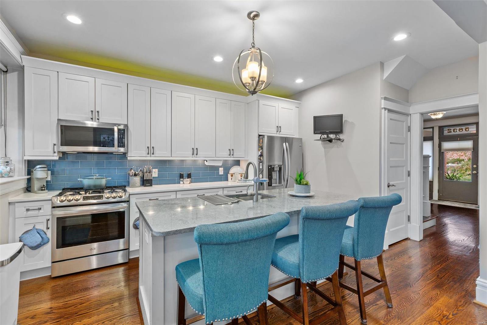 5832 De Giverville Avenue