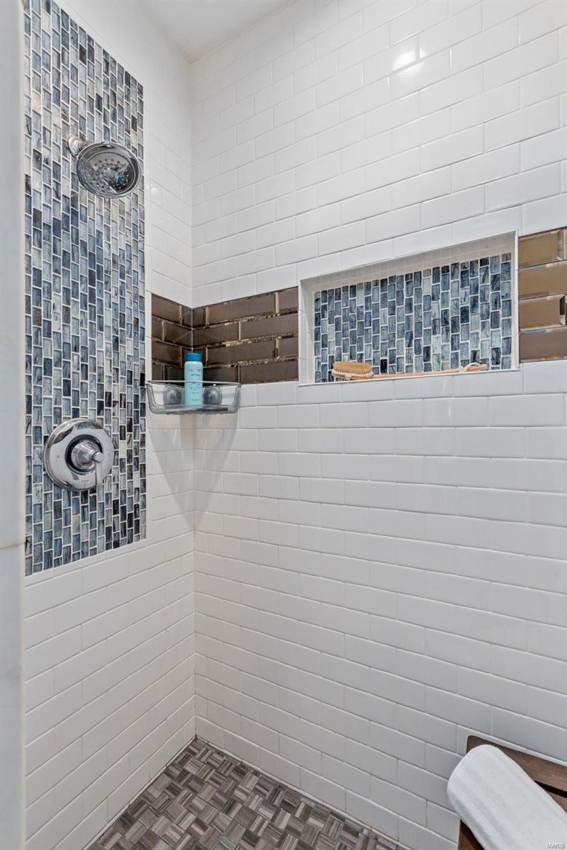 5832 De Giverville Avenue