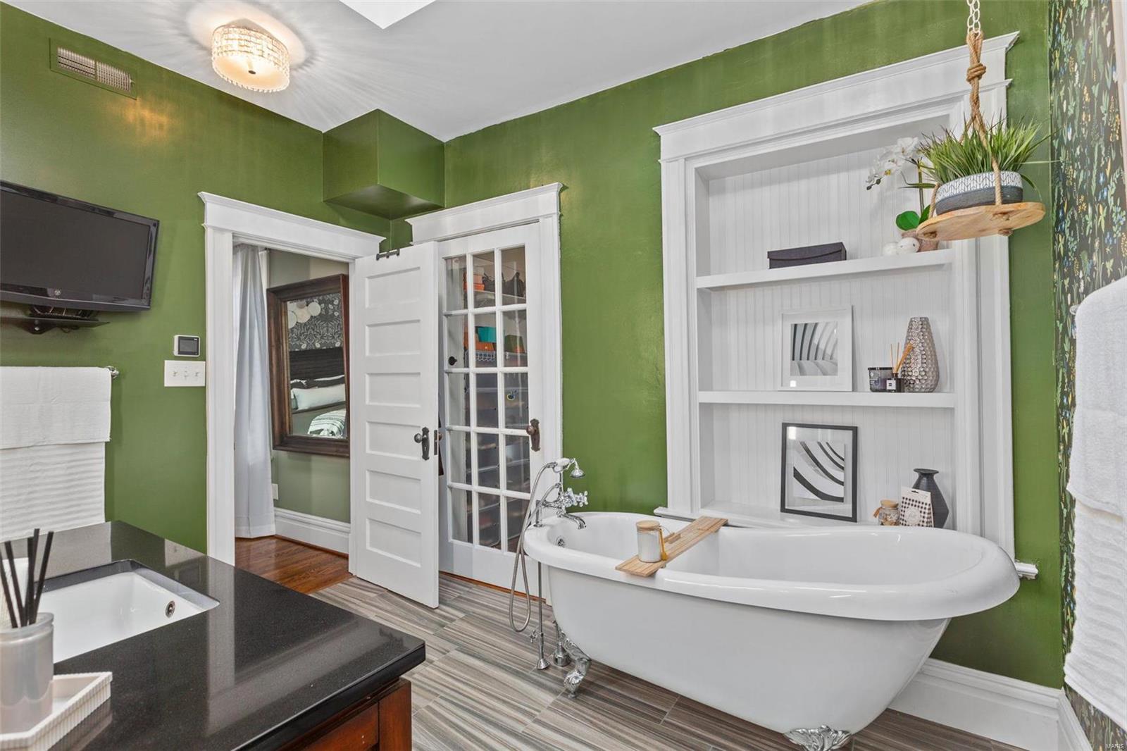 5832 De Giverville Avenue