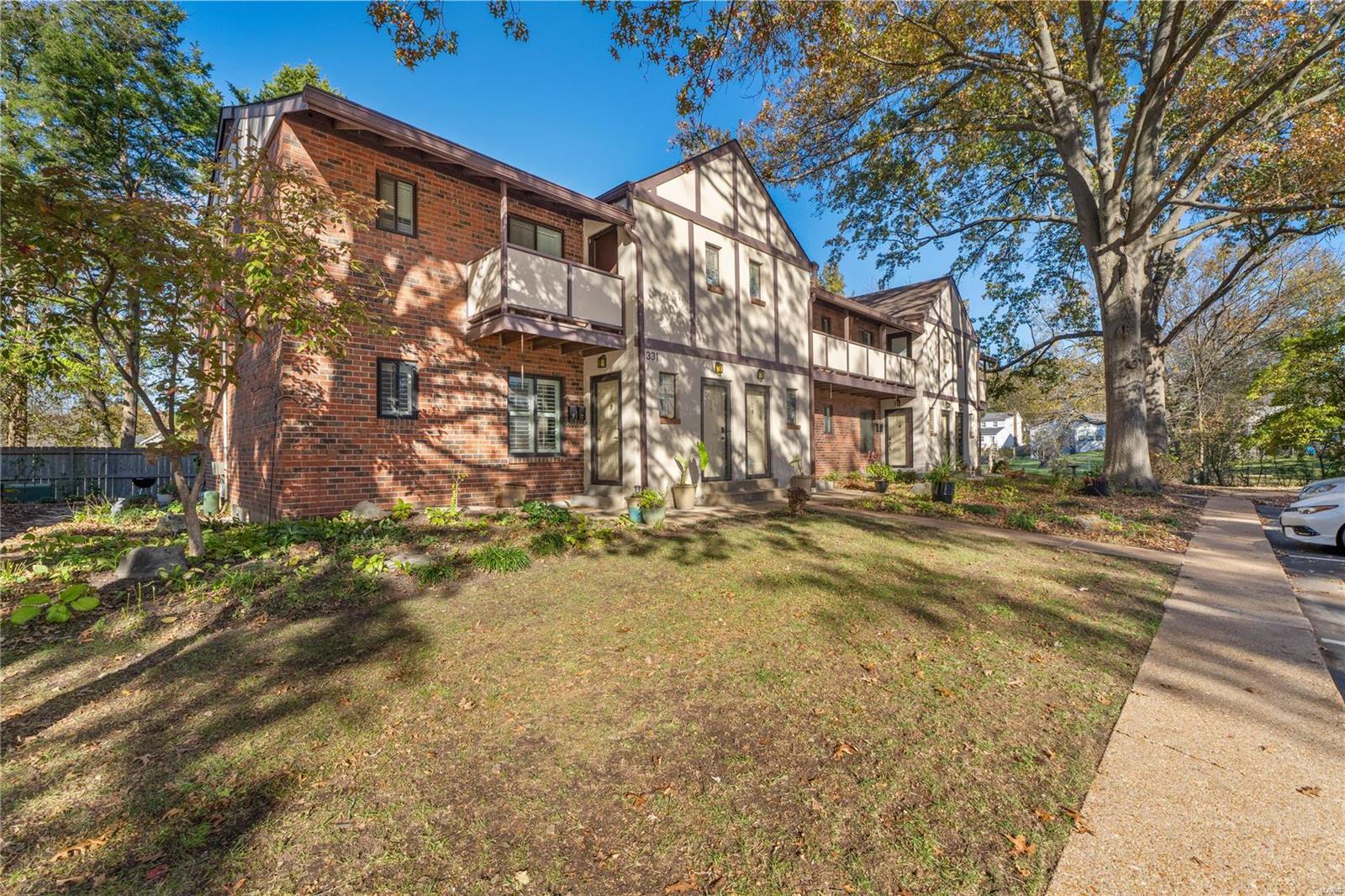 331 Barrington Square Unit: C