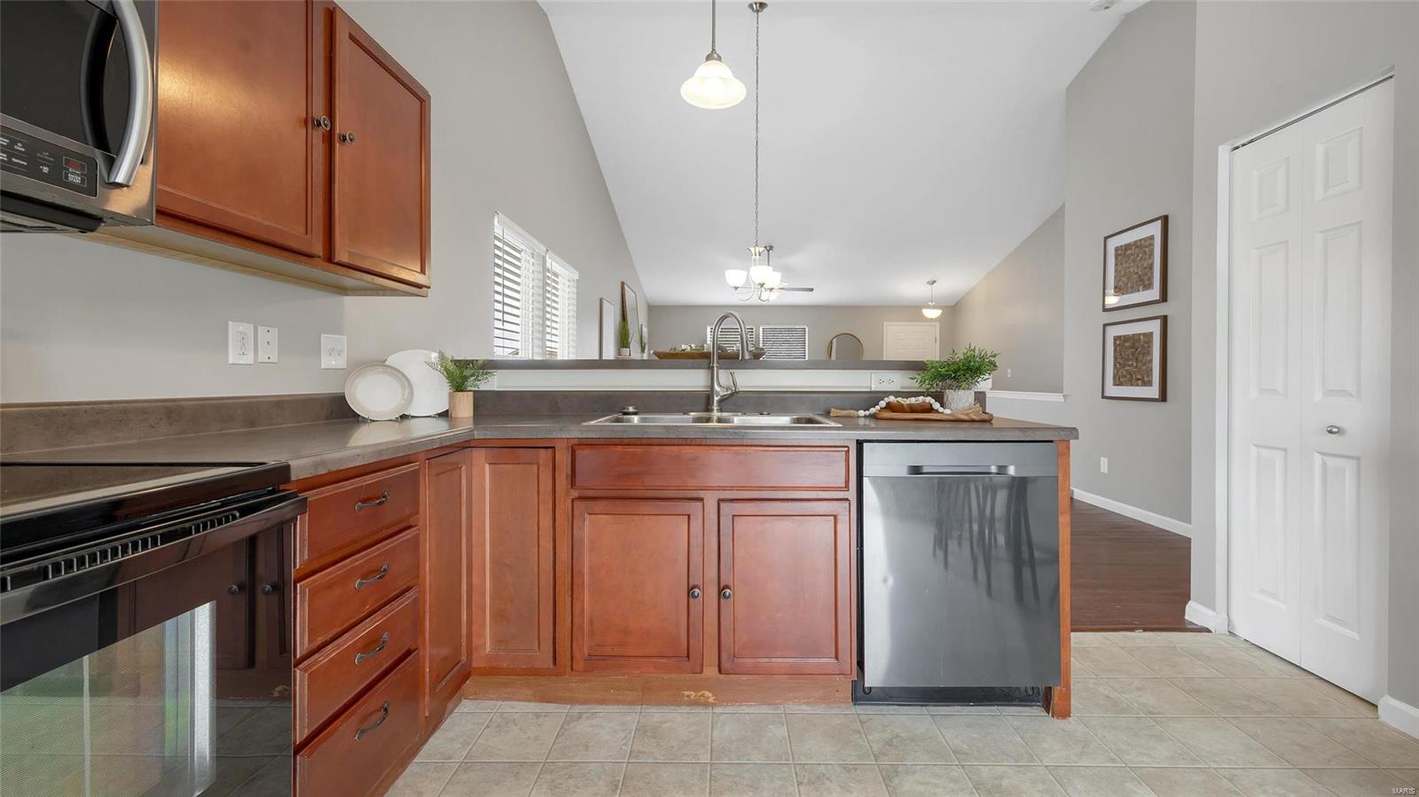 6593 Buckingham Palace Drive