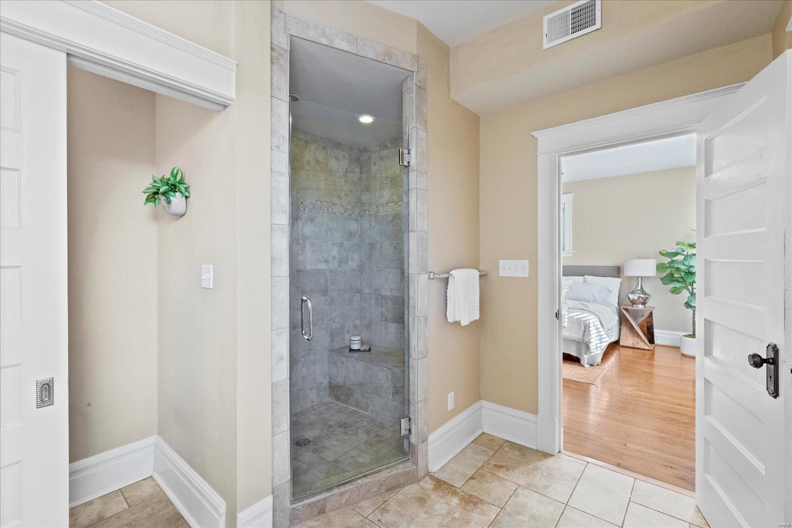 5830 De Giverville Avenue