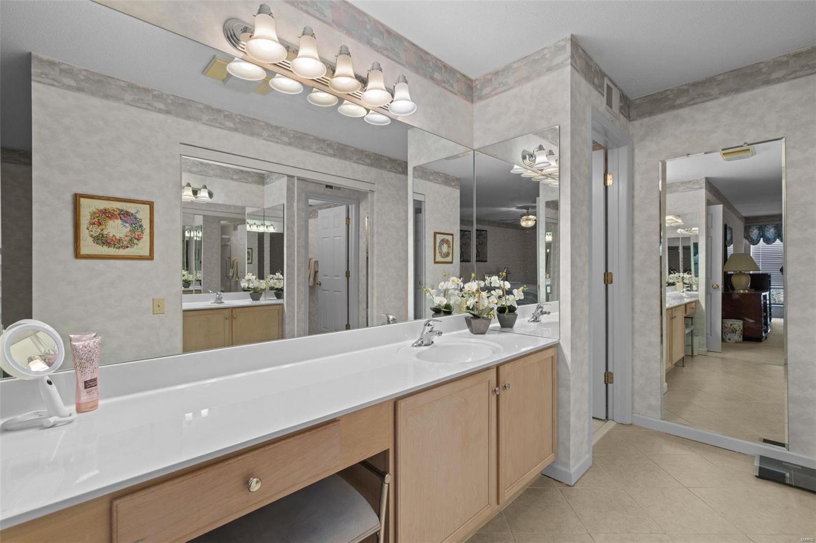 585 Coeur De Royale Drive Unit: 305