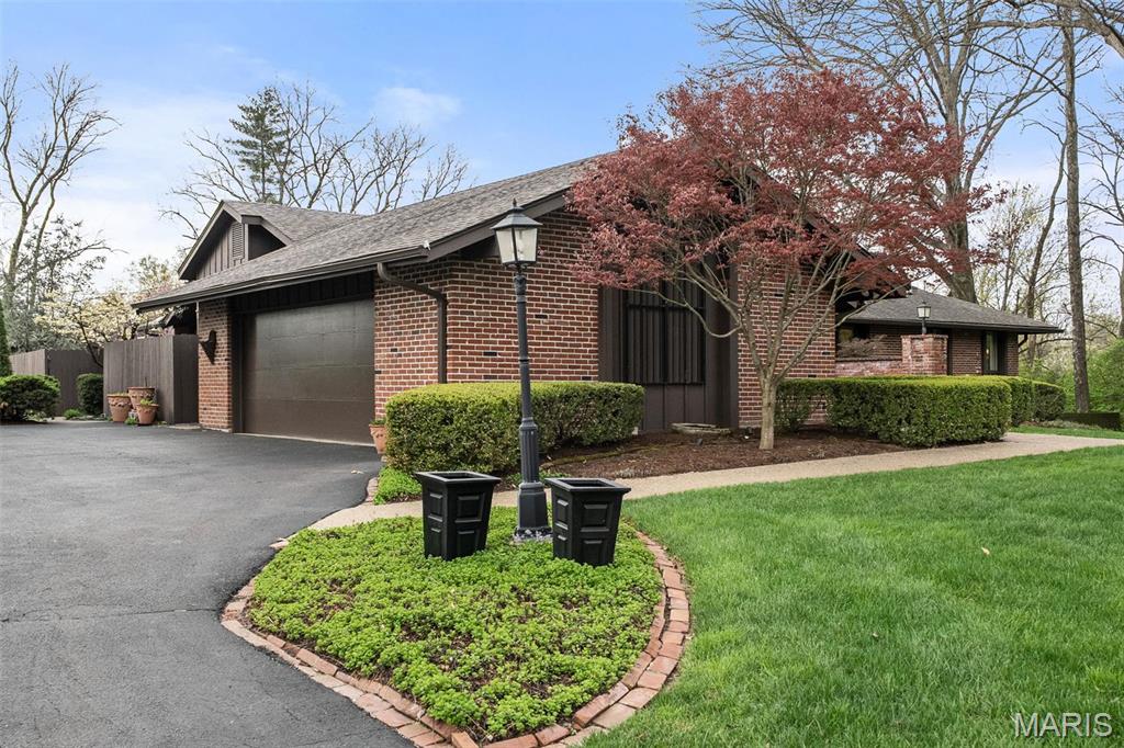 3 Huntleigh Trails Lane