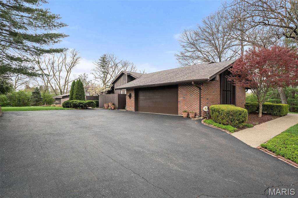 3 Huntleigh Trails Lane
