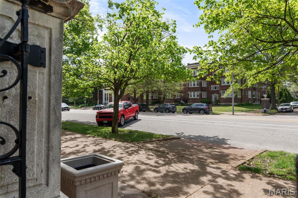 2056 Lafayette Avenue Unit: 1W
