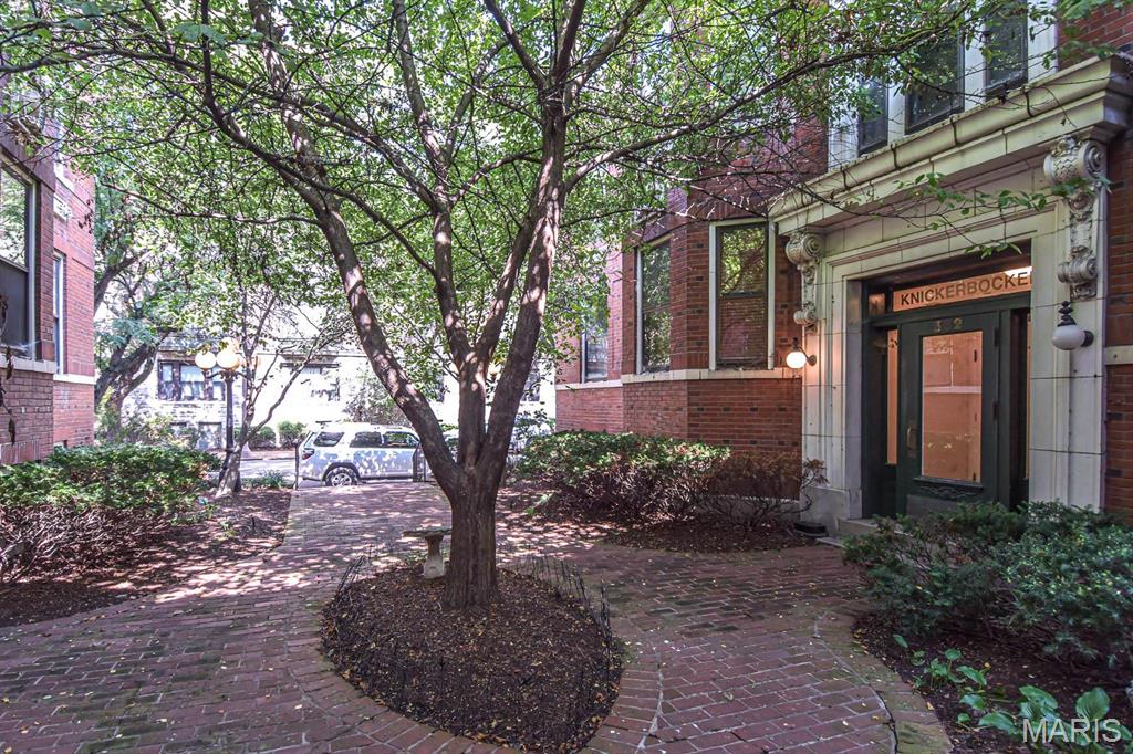 382 N Taylor Unit: 1W