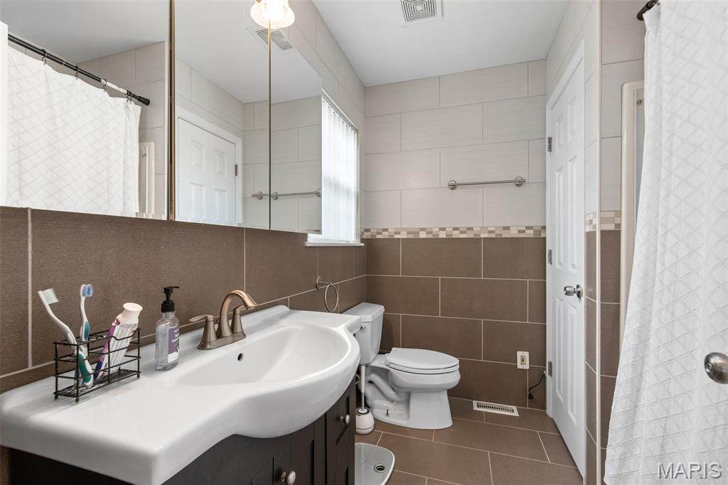 605 De Merville Avenue