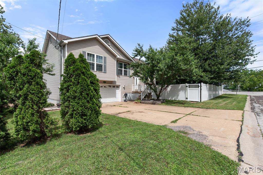 605 De Merville Avenue