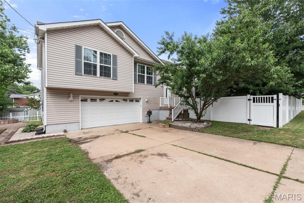 605 De Merville Avenue