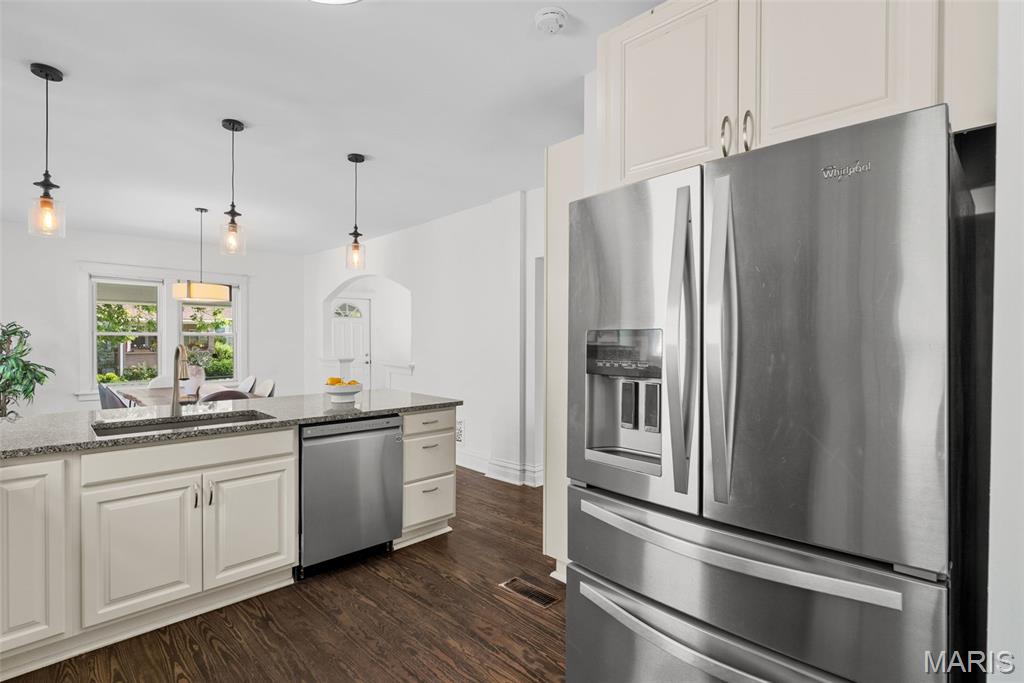 7052 Tholozan Avenue