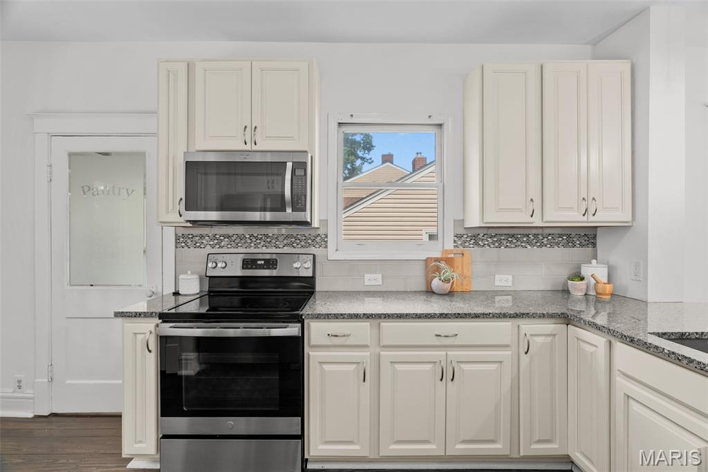 7052 Tholozan Avenue