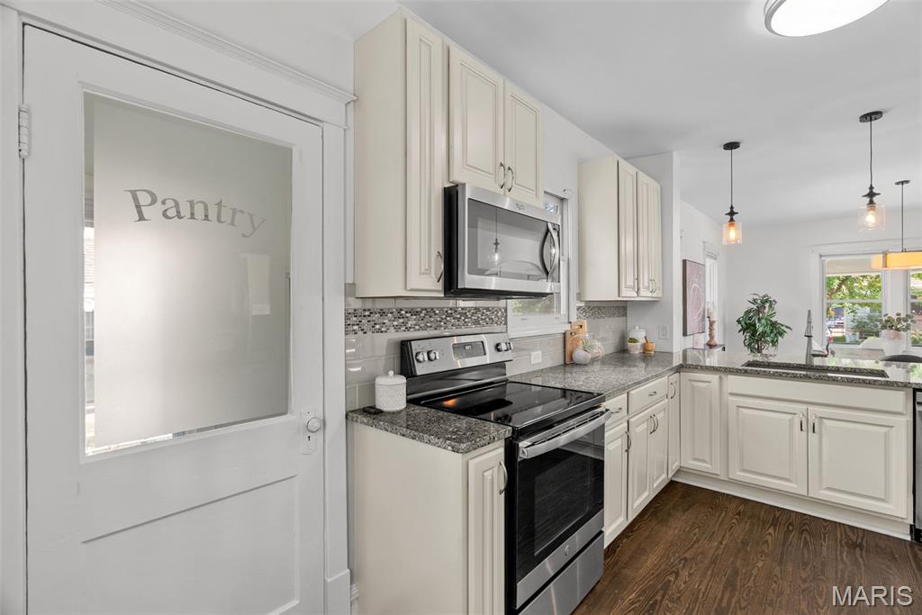 7052 Tholozan Avenue