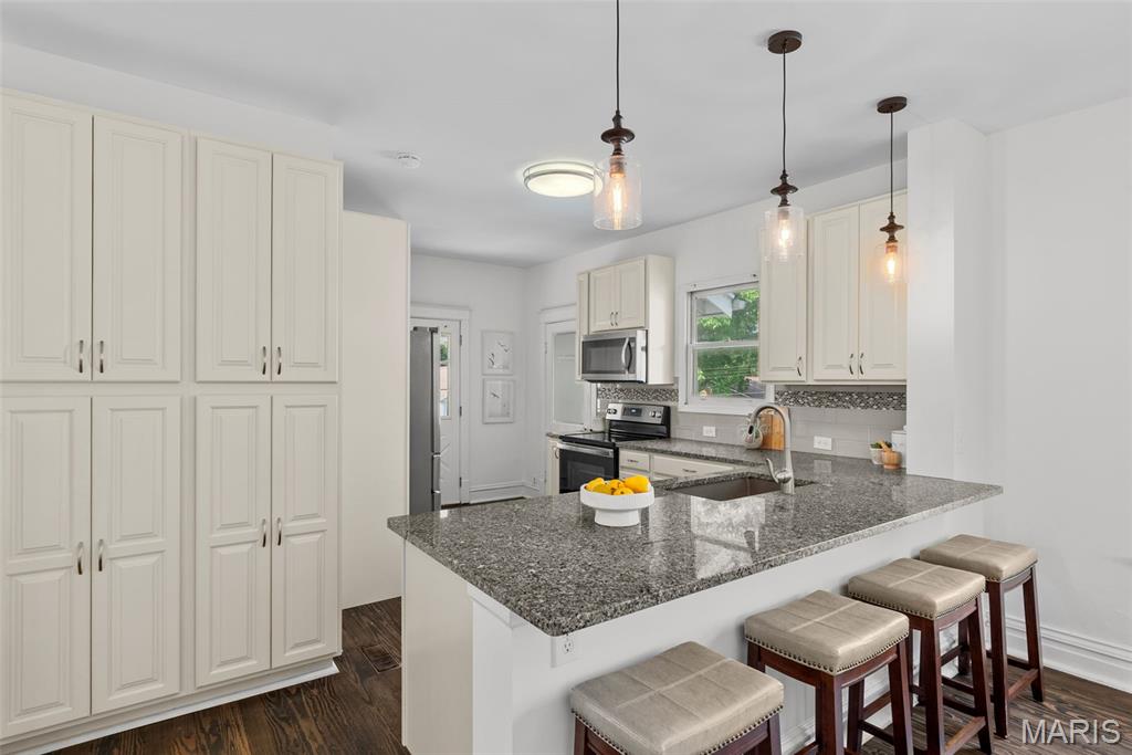 7052 Tholozan Avenue