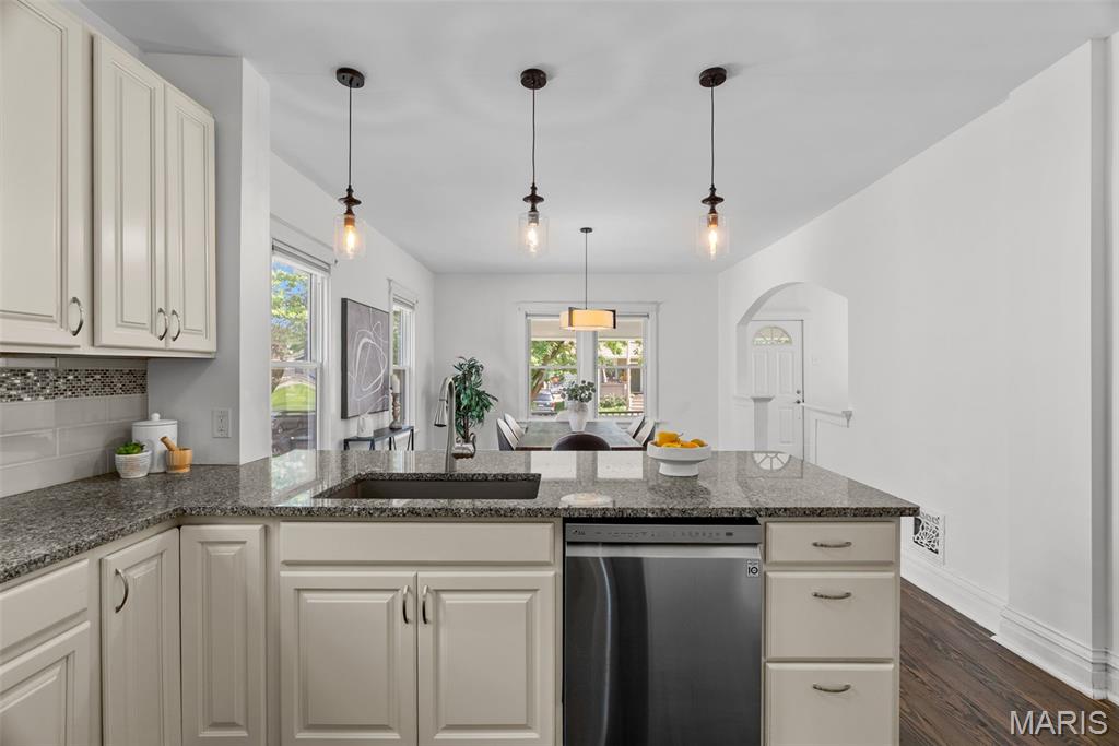 7052 Tholozan Avenue