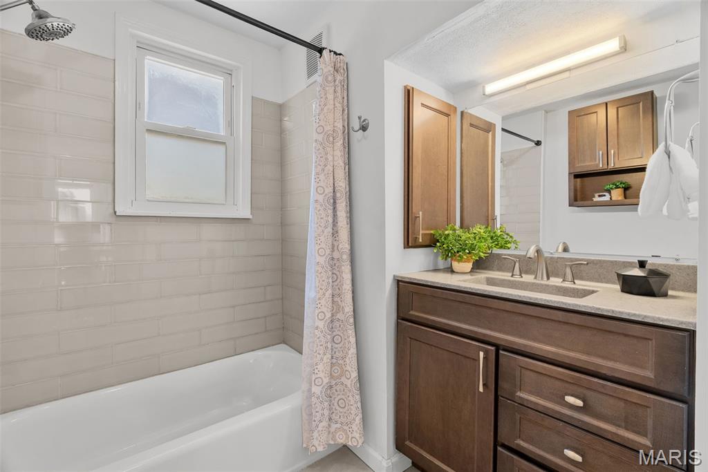 7052 Tholozan Avenue