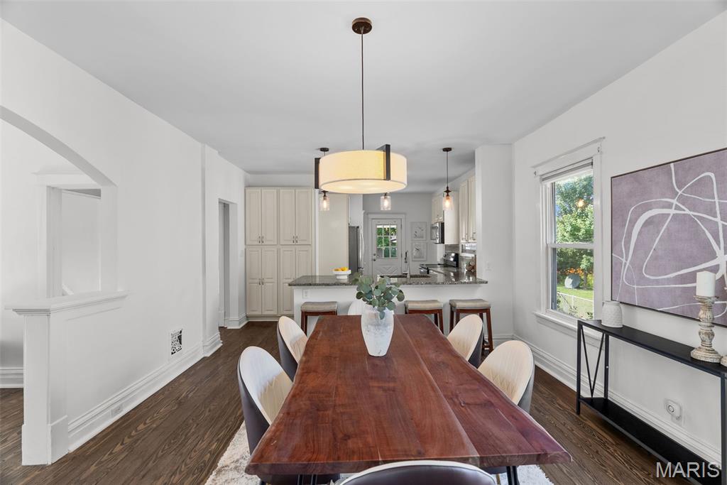 7052 Tholozan Avenue