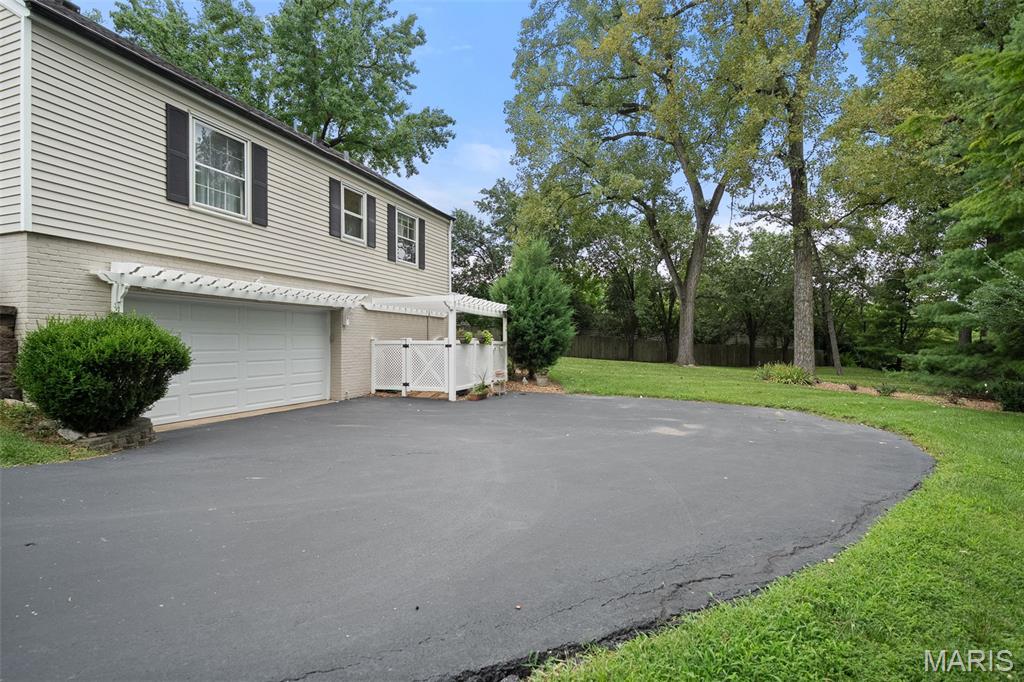 13 Ladue Crest Lane