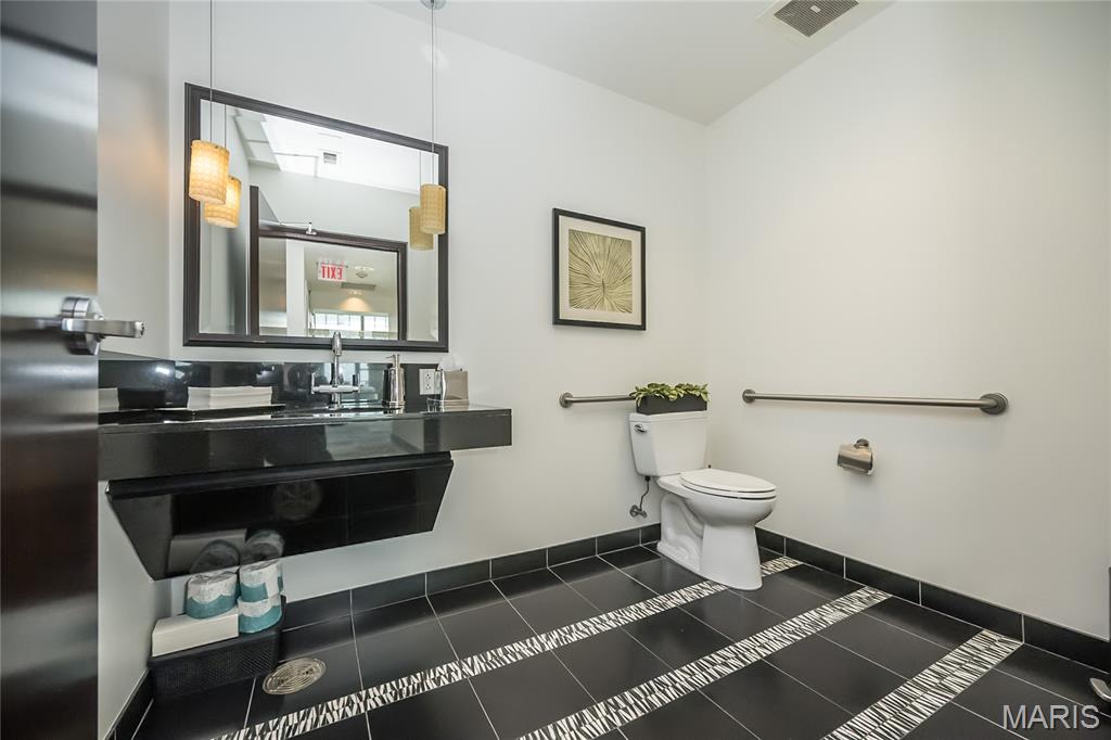 8025 Maryland Avenue Unit: 10E
