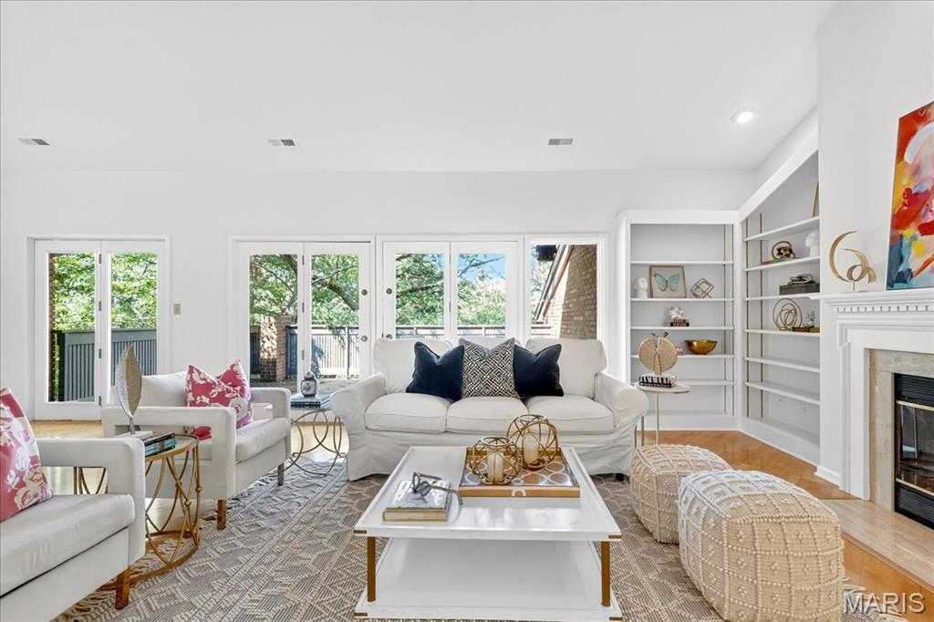 155 N Hanley Road Unit: 305